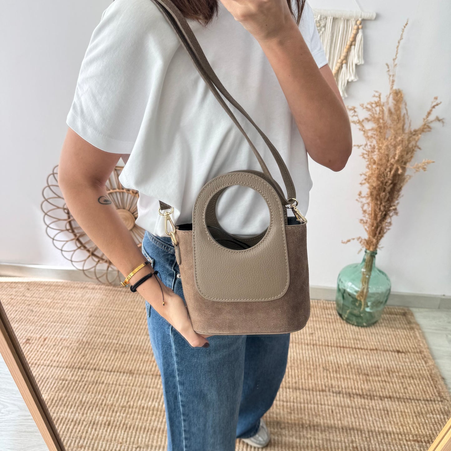 Mini Tote circular en piel y serraje taupe