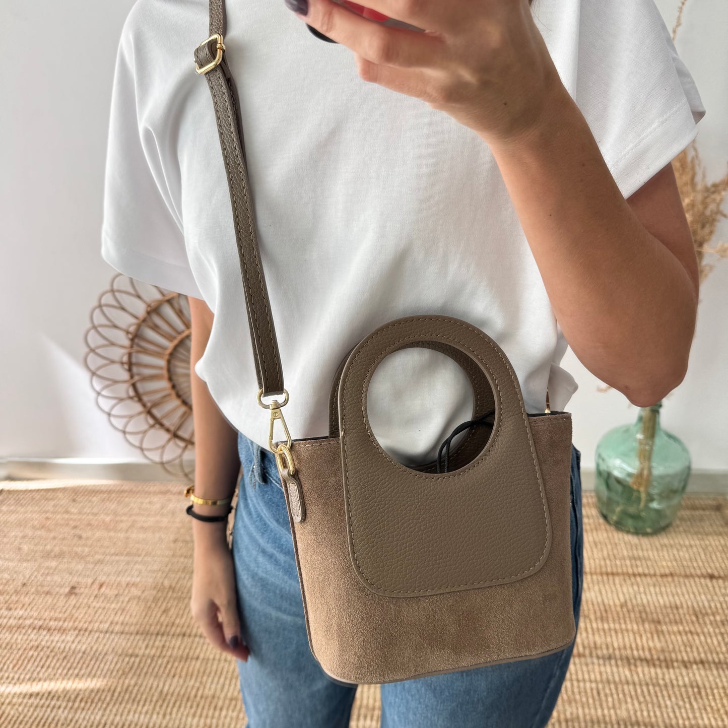 Mini Tote circular en piel y serraje taupe