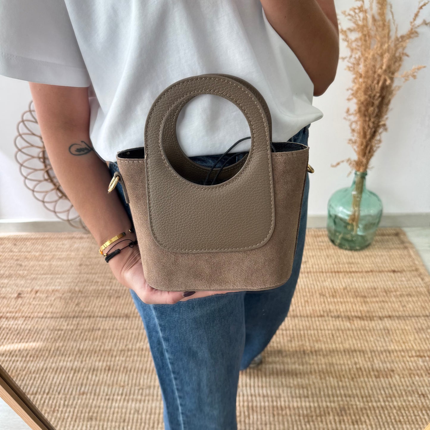 Mini Tote circular en piel y serraje taupe