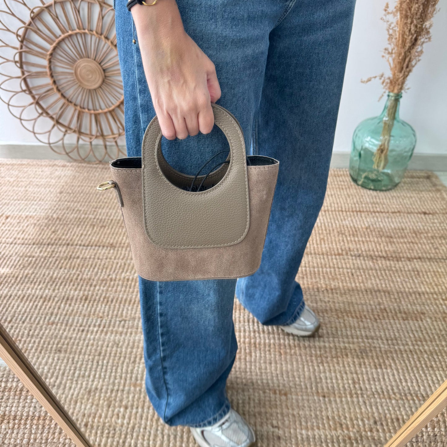 Mini Tote circular en piel y serraje taupe