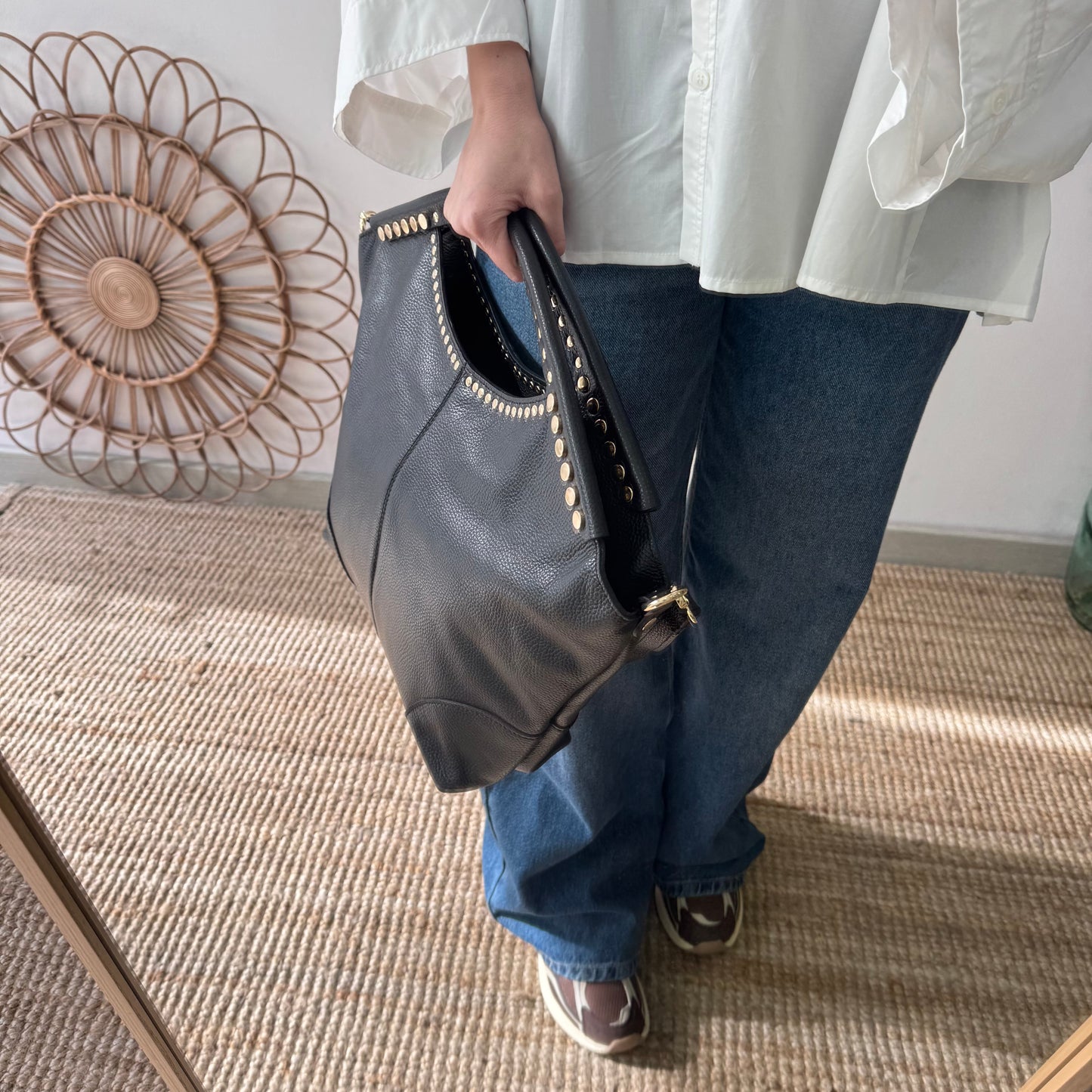 Bolso Hobo en piel y tachuelas negro