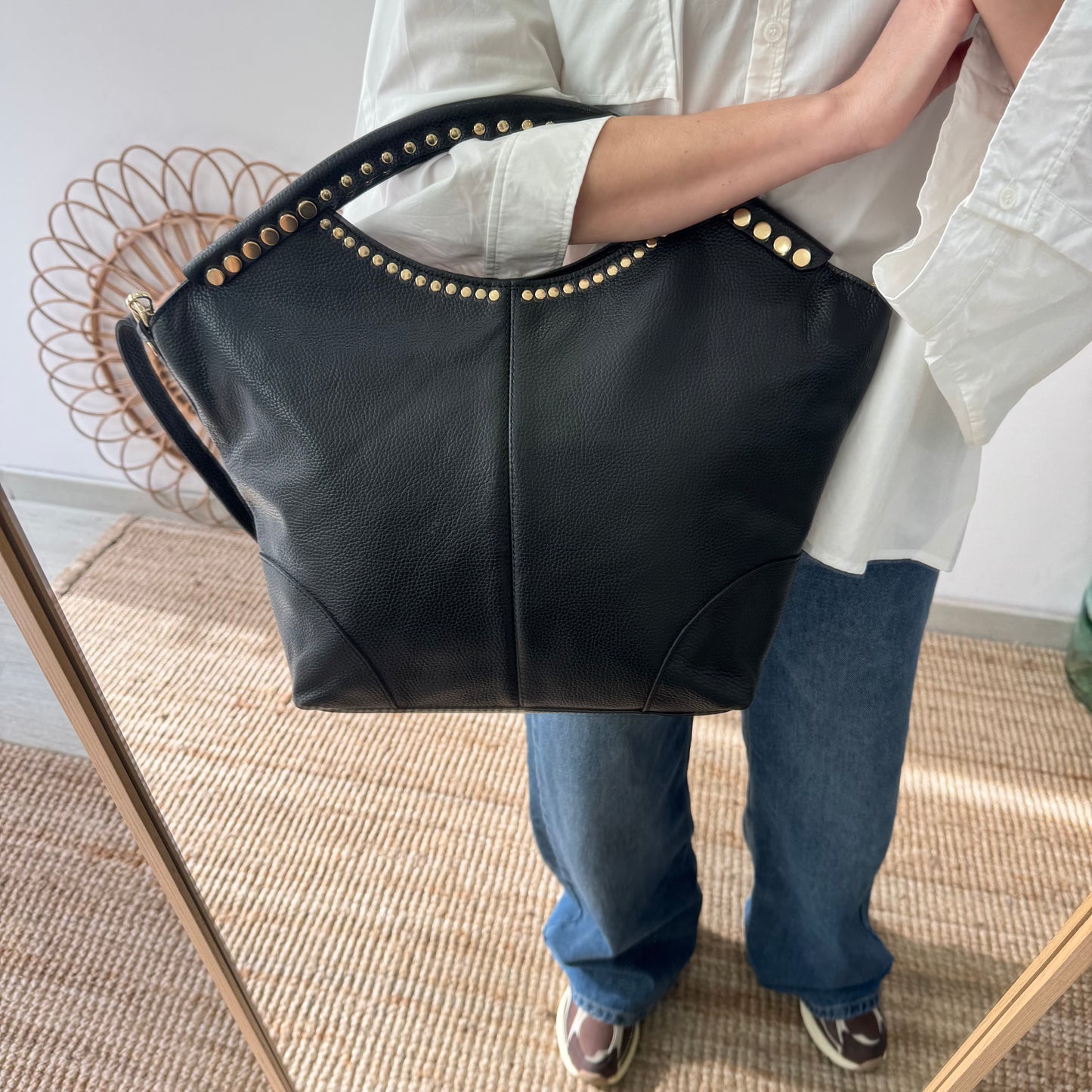 Bolso Hobo en piel y tachuelas negro