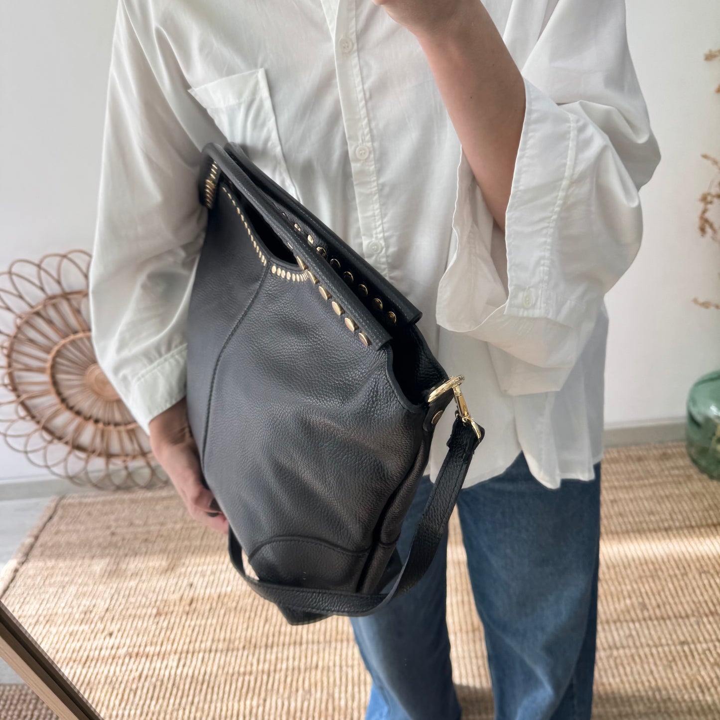 Bolso Hobo en piel y tachuelas negro