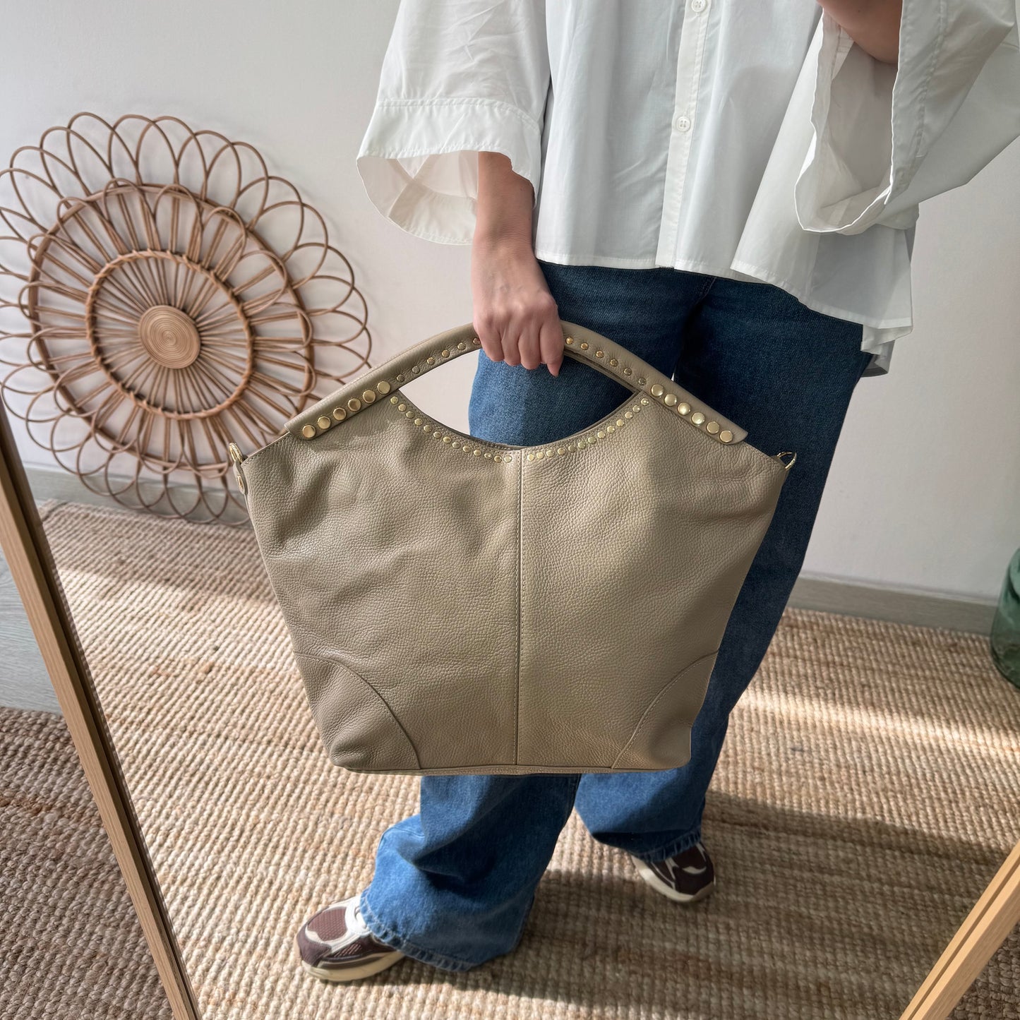 Bolso Hobo en piel y tachuelas taupe