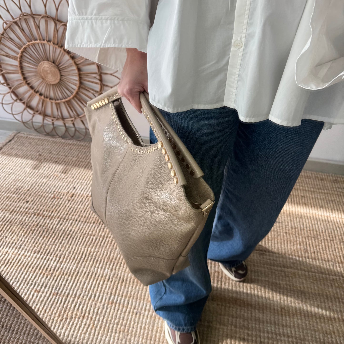 Bolso Hobo en piel y tachuelas taupe