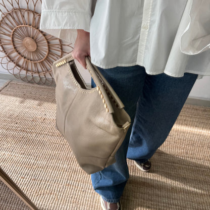 Bolso Hobo en piel y tachuelas taupe