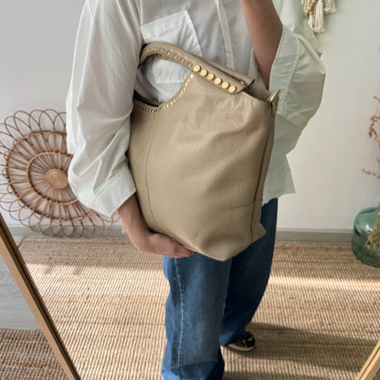 Bolso Hobo en piel y tachuelas taupe