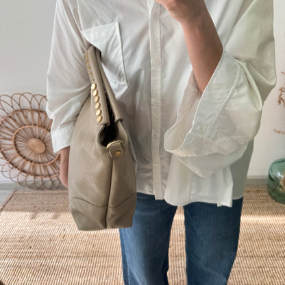 Bolso Hobo en piel y tachuelas taupe