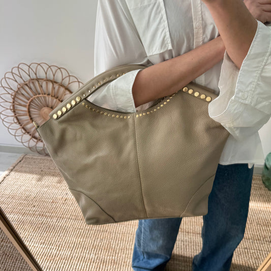 Bolso Hobo en piel y tachuelas taupe