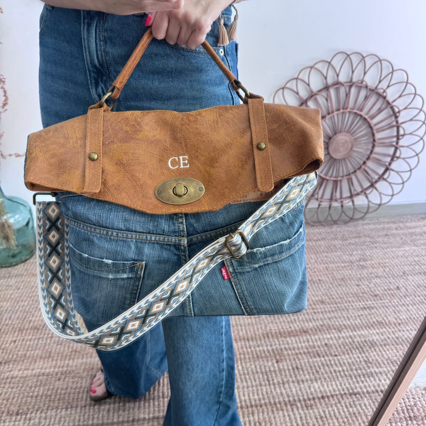Bolso combinado denim/piel camel iniciales bordadas