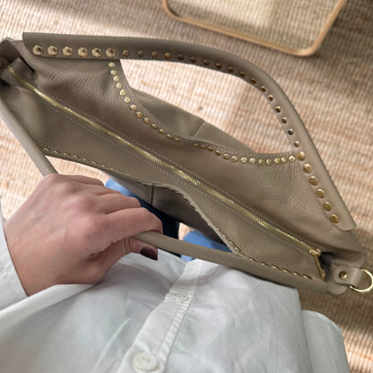 Bolso Hobo en piel y tachuelas taupe