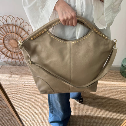 Bolso Hobo en piel y tachuelas taupe