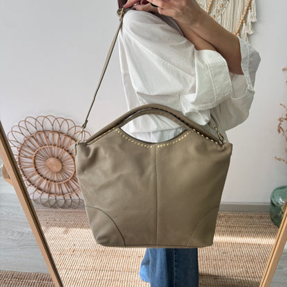 Bolso Hobo en piel y tachuelas taupe