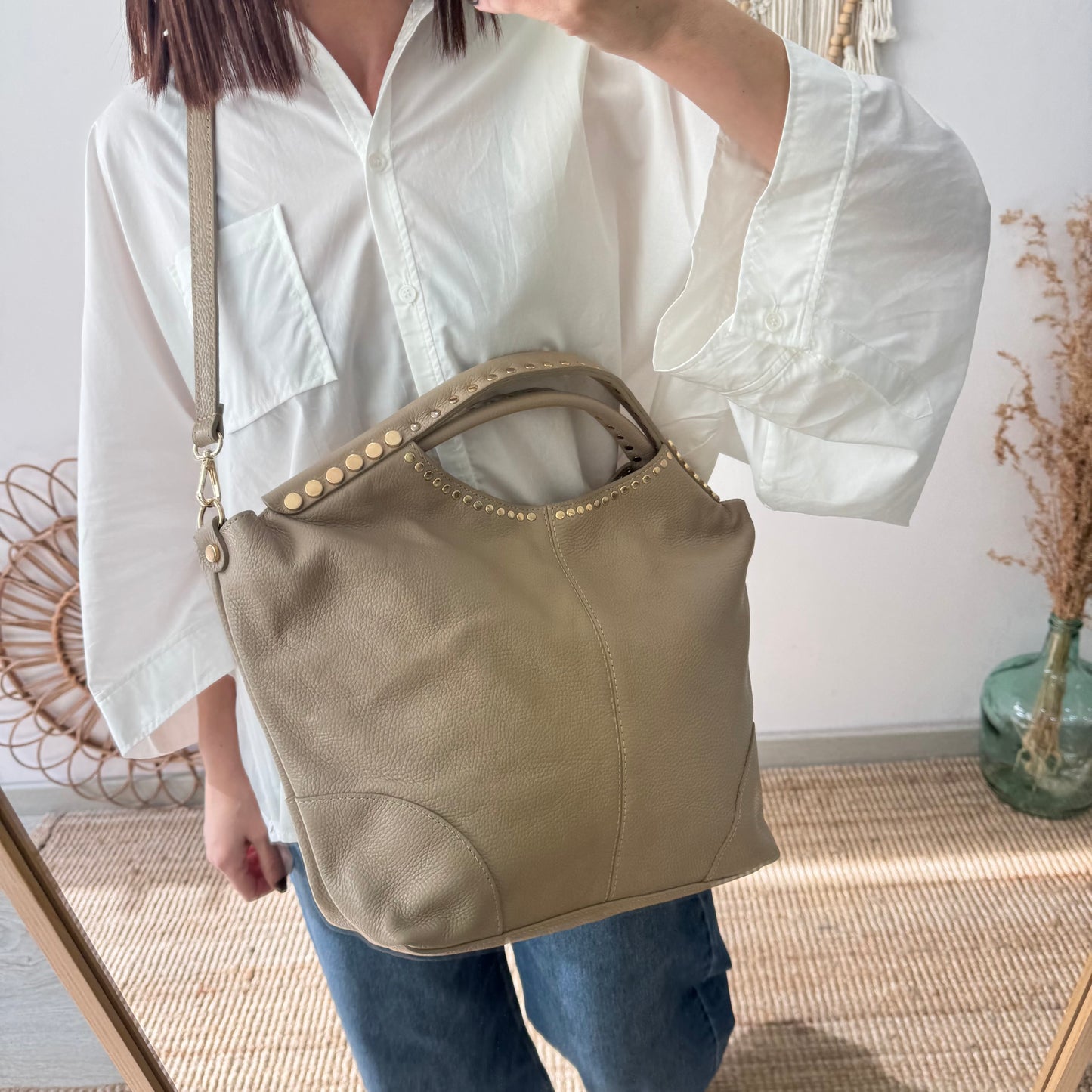Bolso Hobo en piel y tachuelas taupe
