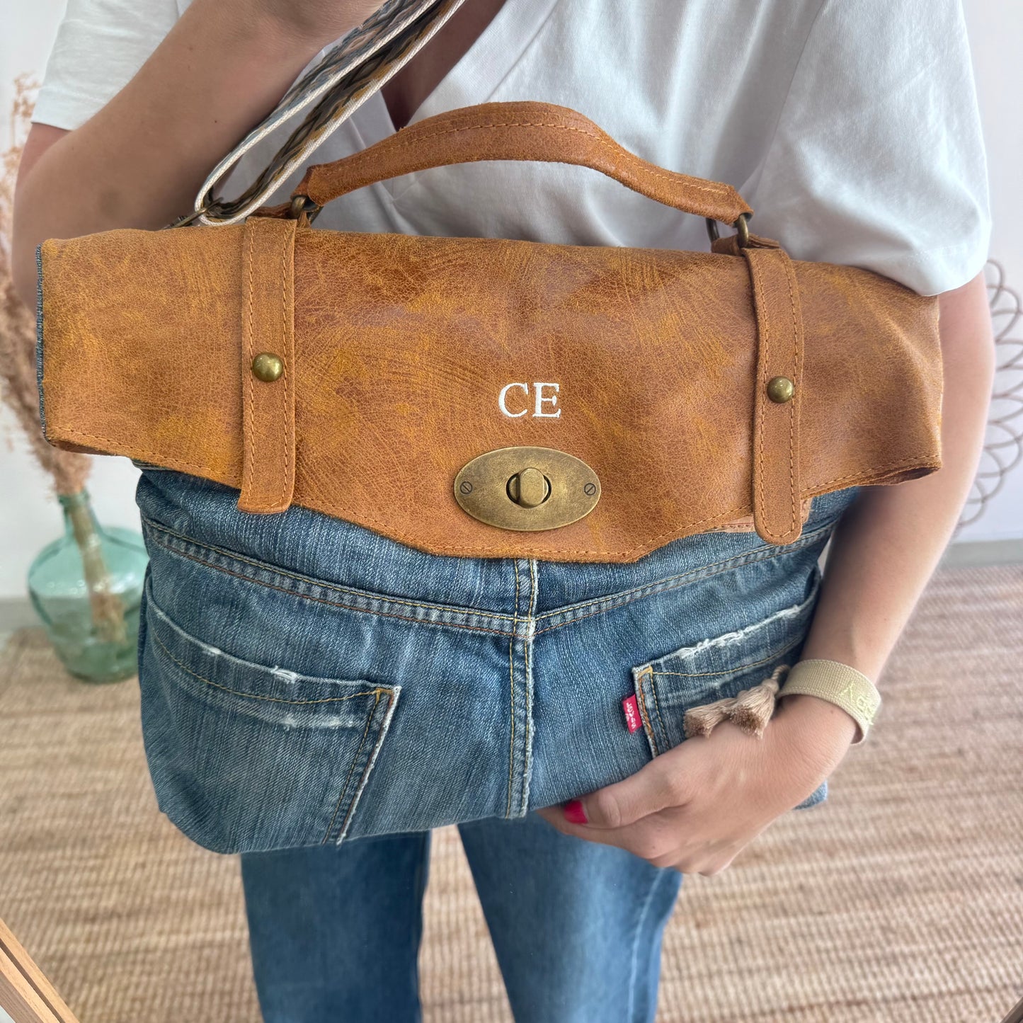 Bolso combinado denim/piel camel iniciales bordadas