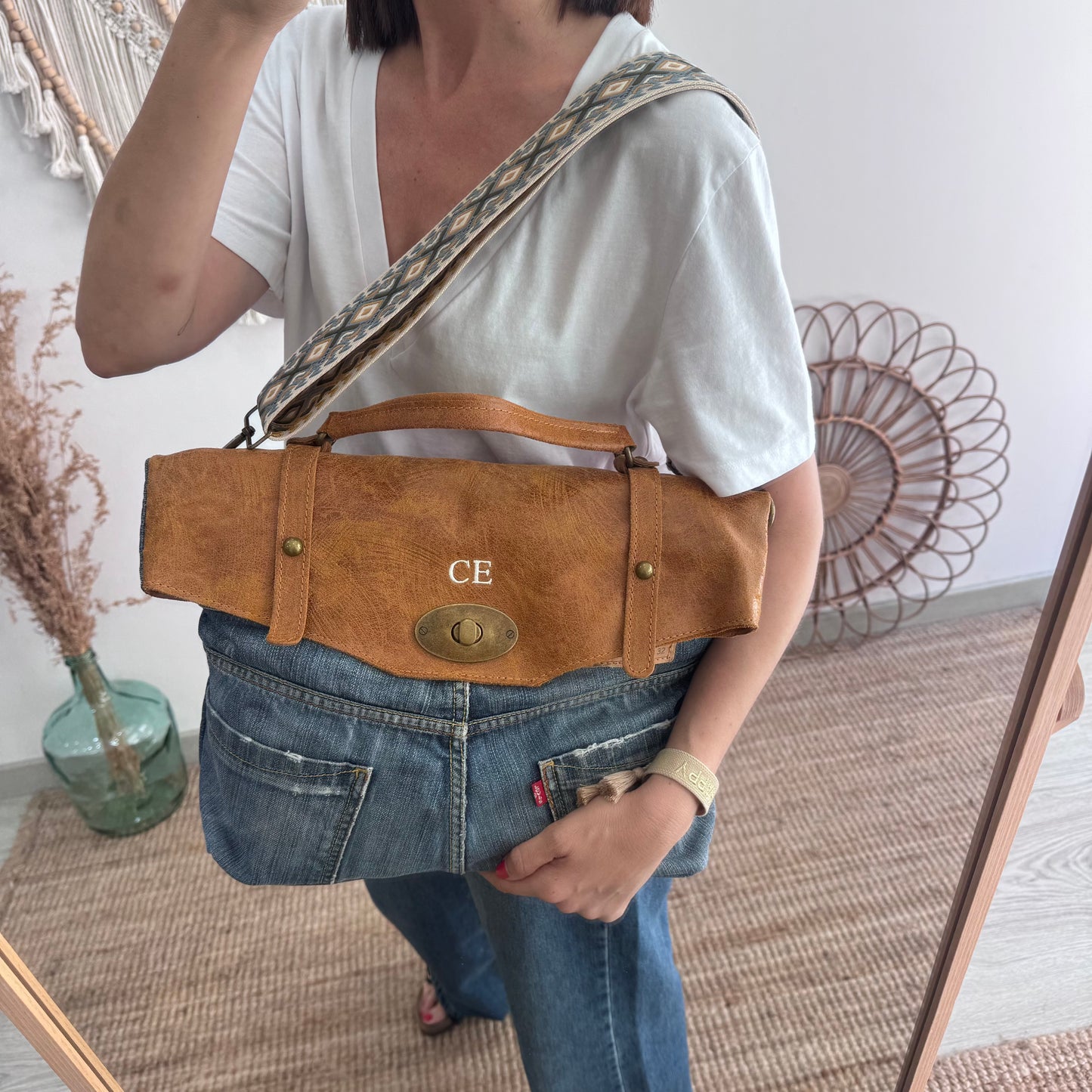 Bolso combinado denim/piel camel iniciales bordadas