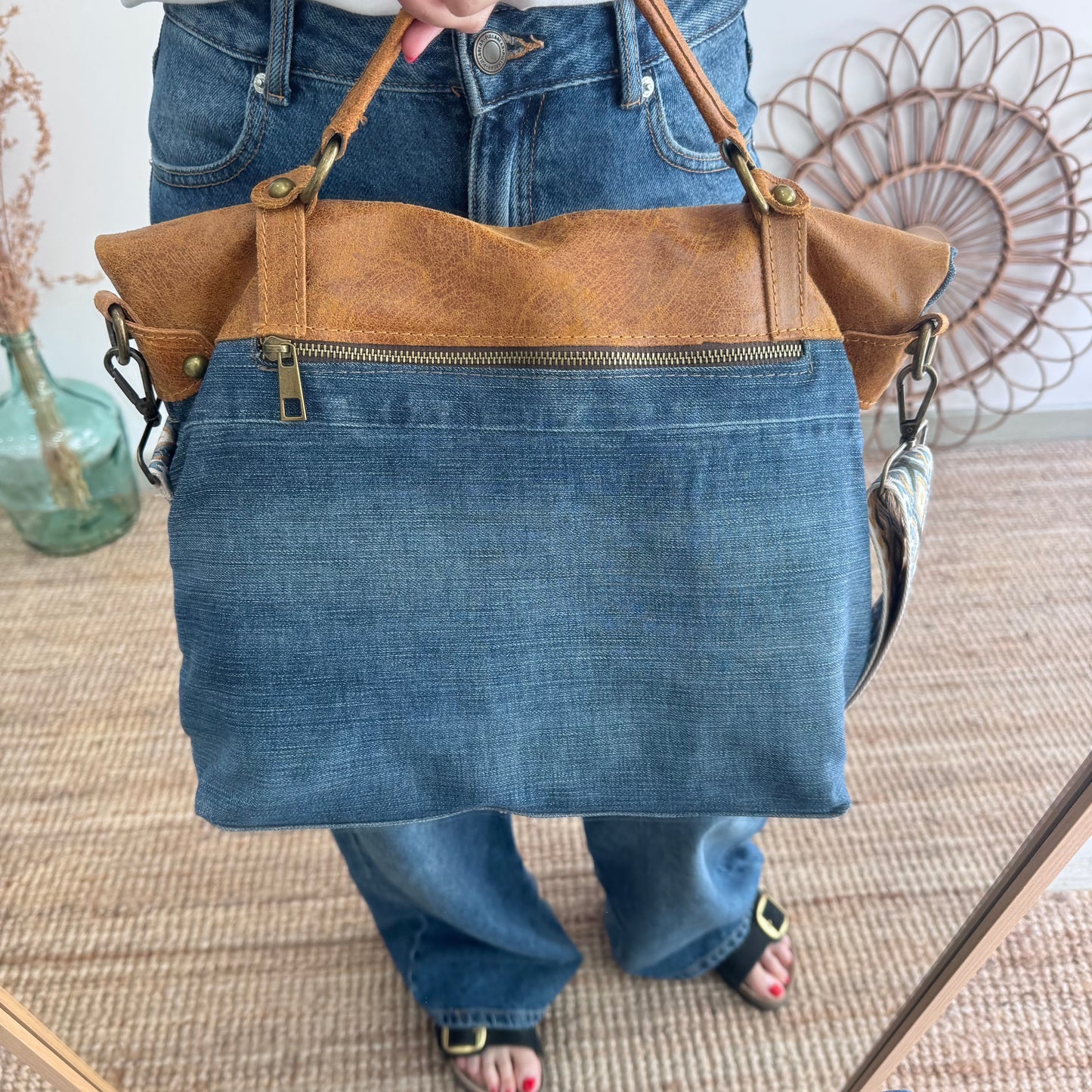 Bolso combinado denim/piel camel iniciales bordadas