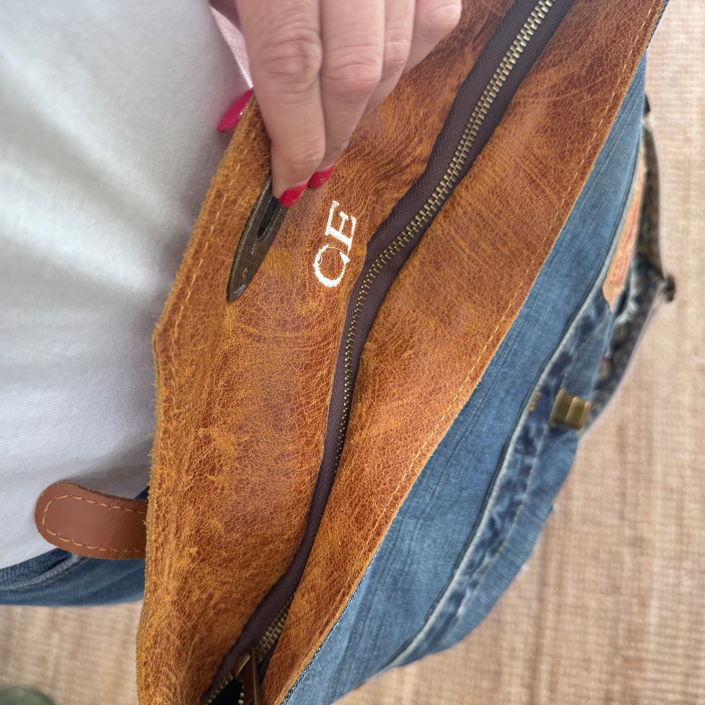 Bolso combinado denim/piel camel iniciales bordadas