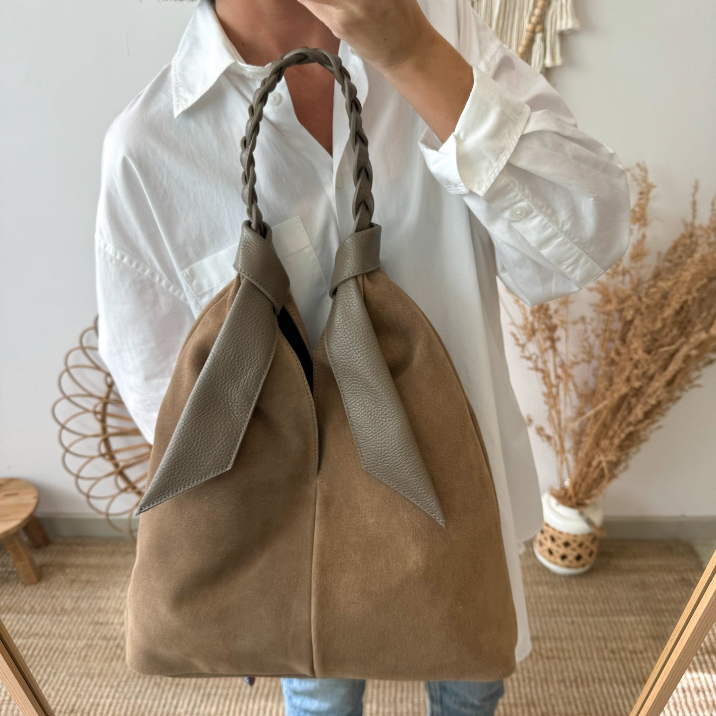 Bolso serraje asa trenza en piel taupe