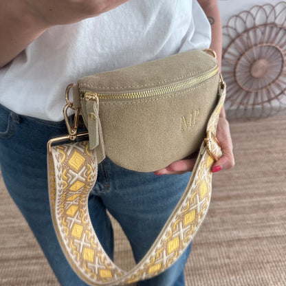 Riñonera/bandolera serraje beige iniciales bordadas correa étnica