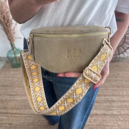Riñonera/bandolera serraje beige iniciales bordadas correa étnica