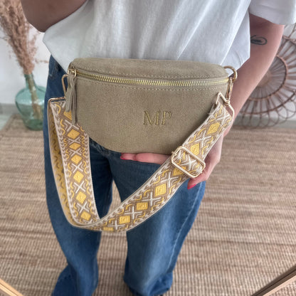 Riñonera/bandolera serraje beige iniciales bordadas correa étnica