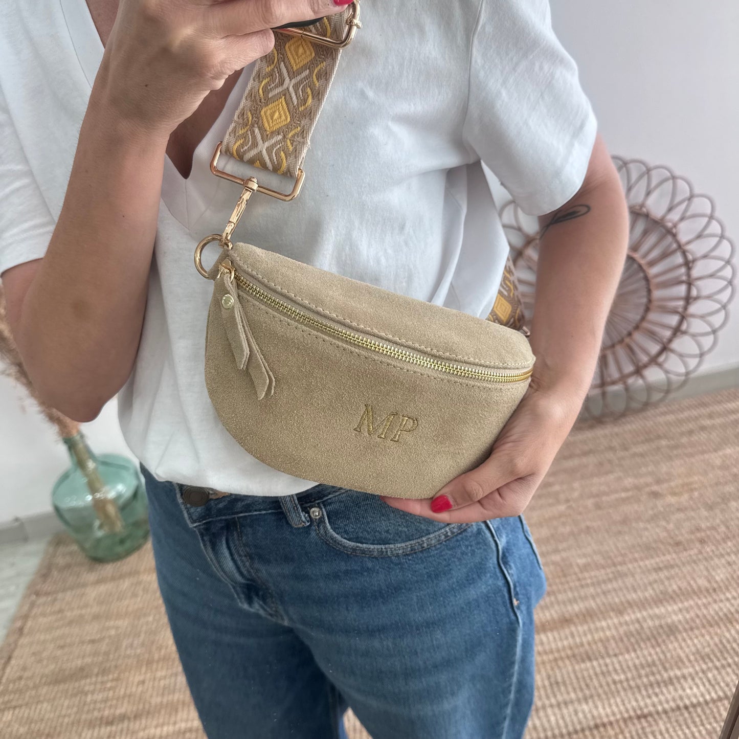 Riñonera/bandolera serraje beige iniciales bordadas correa étnica