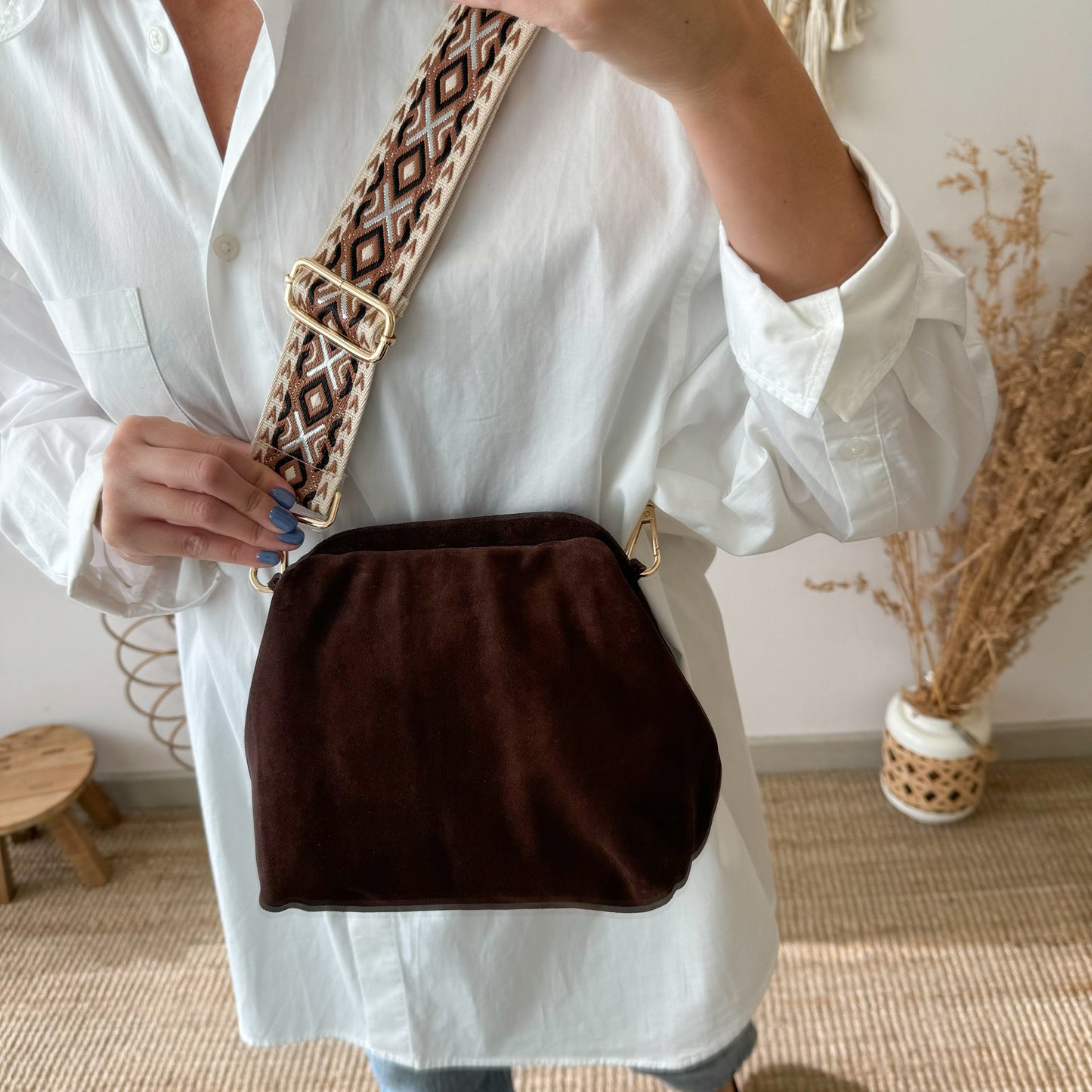 Bolso tipo clutch serraje marron cierre boquilla