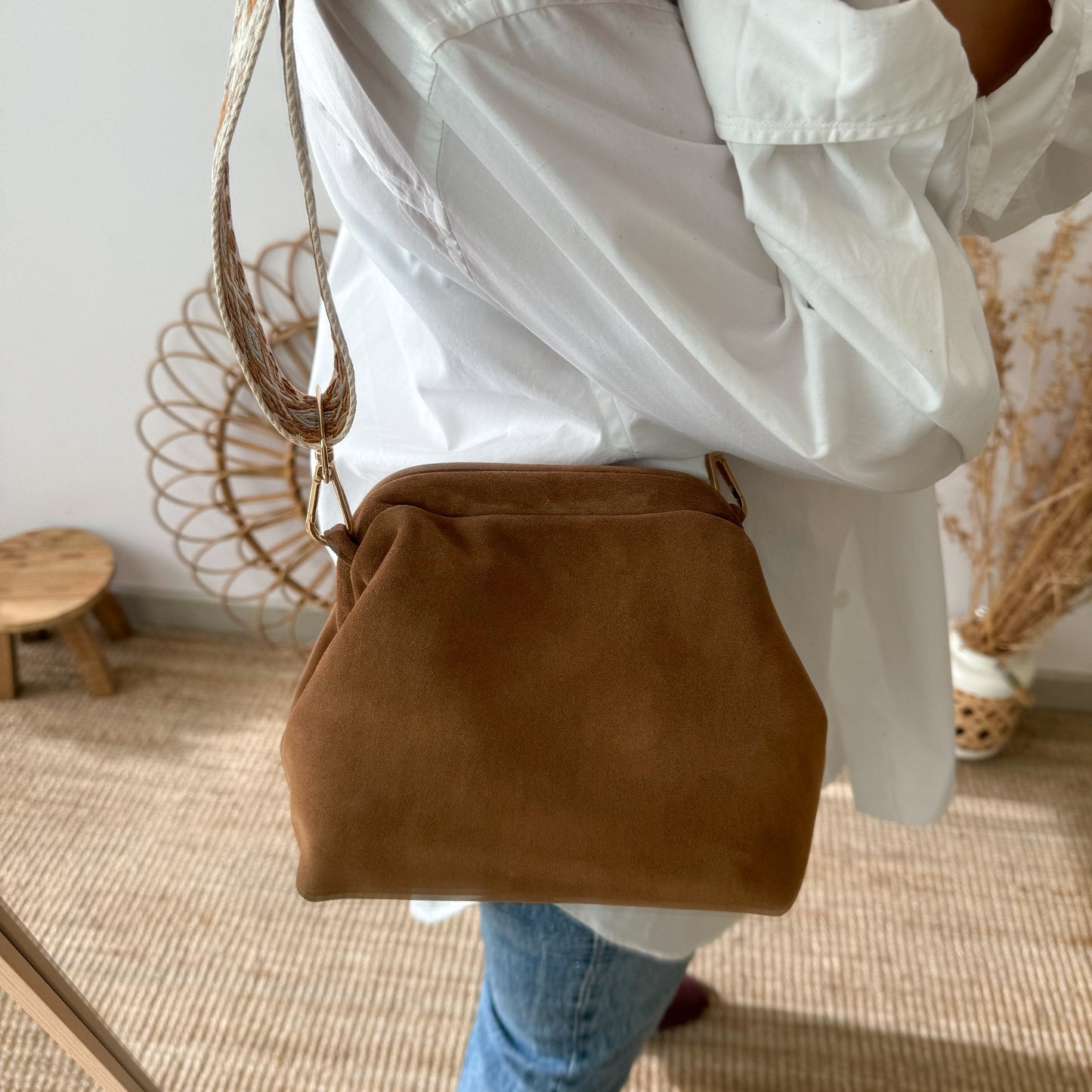 Bolso tipo clutch serraje camel cierre boquilla