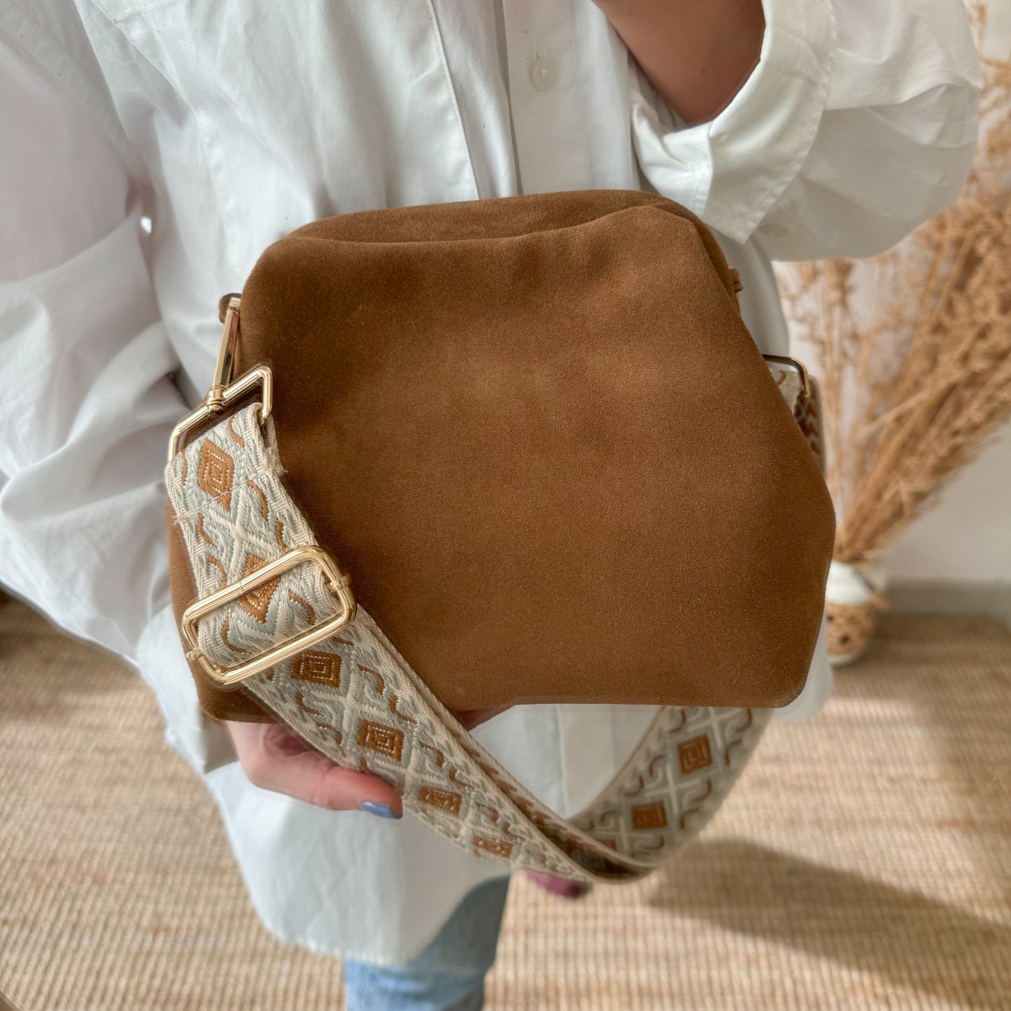 Bolso tipo clutch serraje camel cierre boquilla