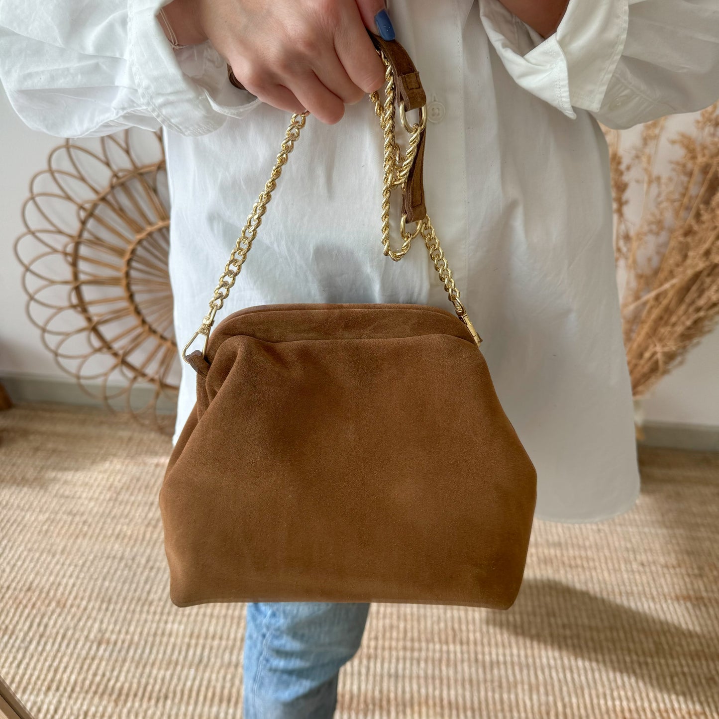 Bolso tipo clutch serraje camel cierre boquilla