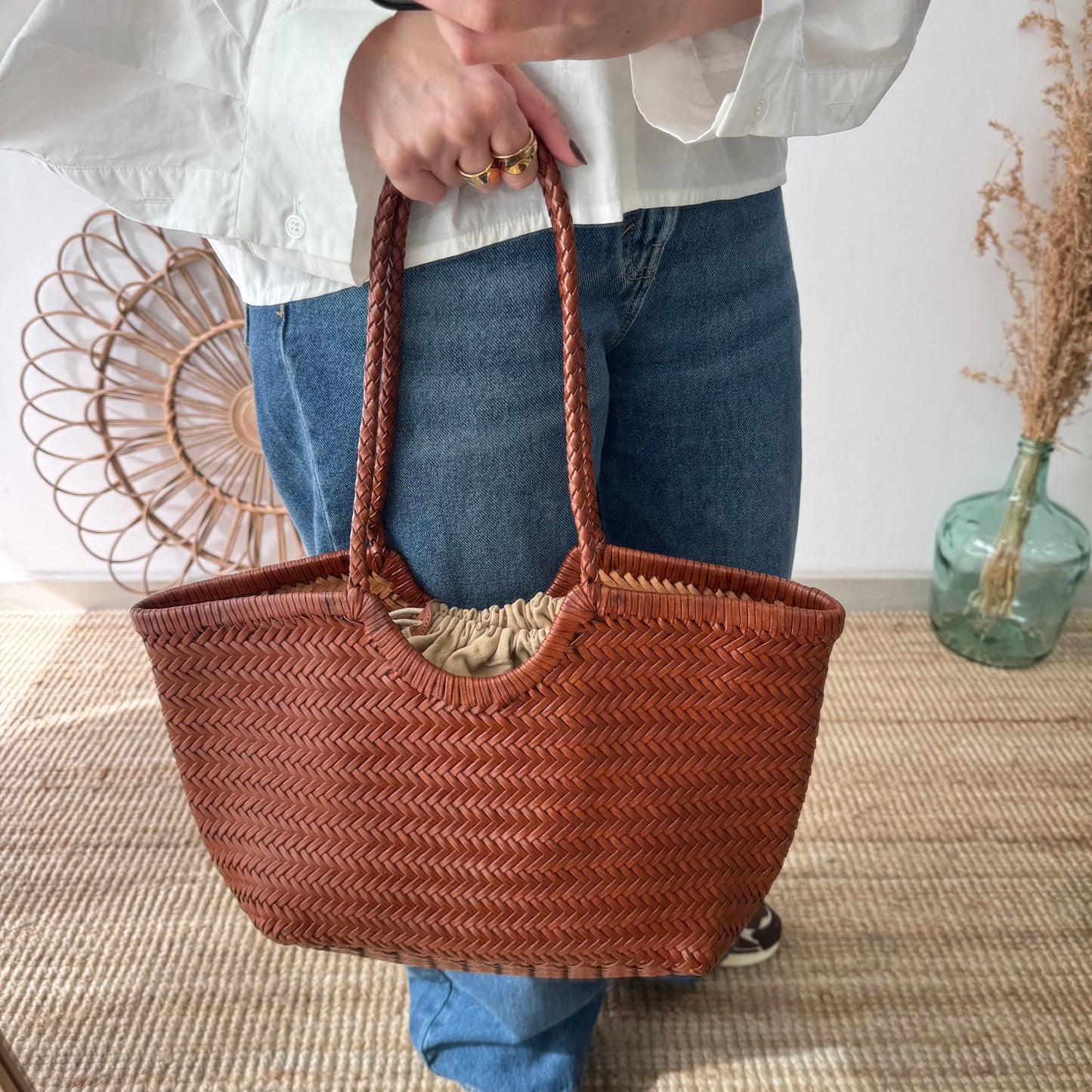 Capazo de piel trenzada camel mediano