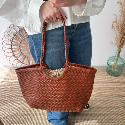 Capazo de piel trenzada camel mediano