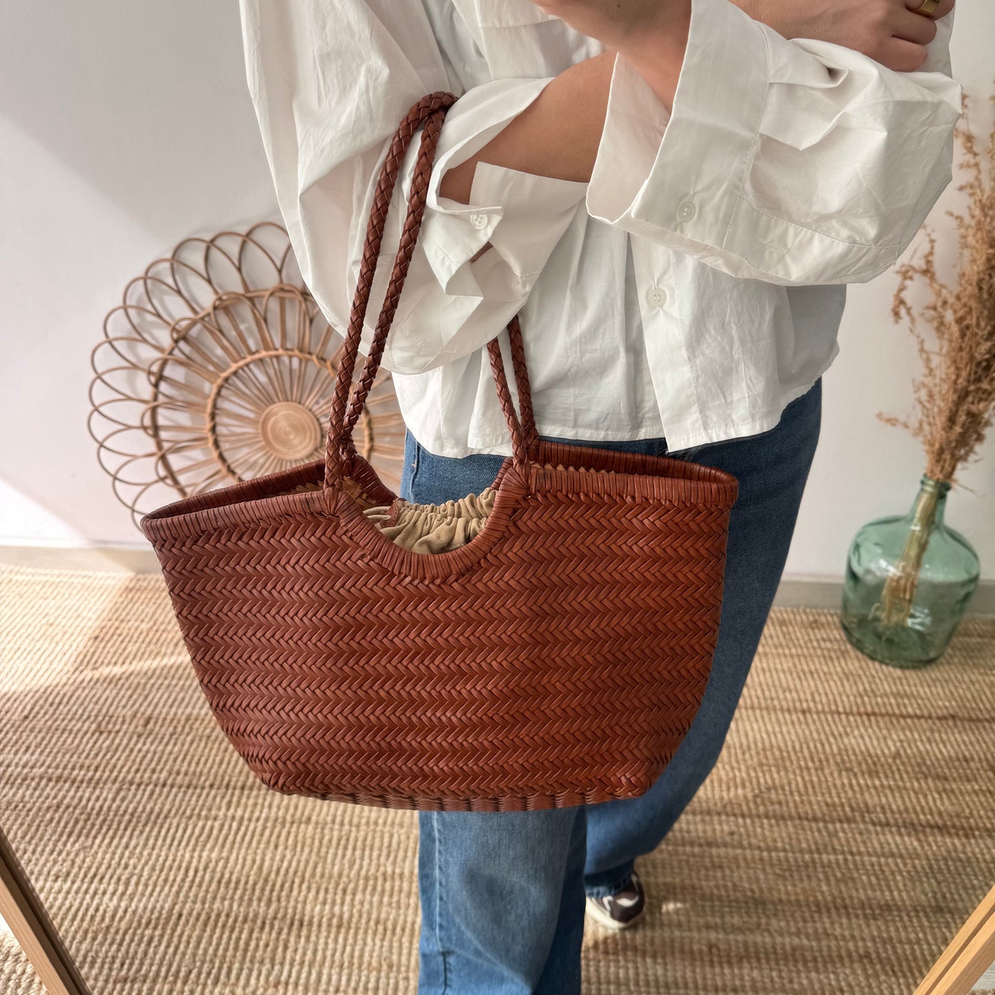 Capazo de piel trenzada camel mediano