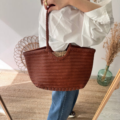 Capazo de piel trenzada camel mediano