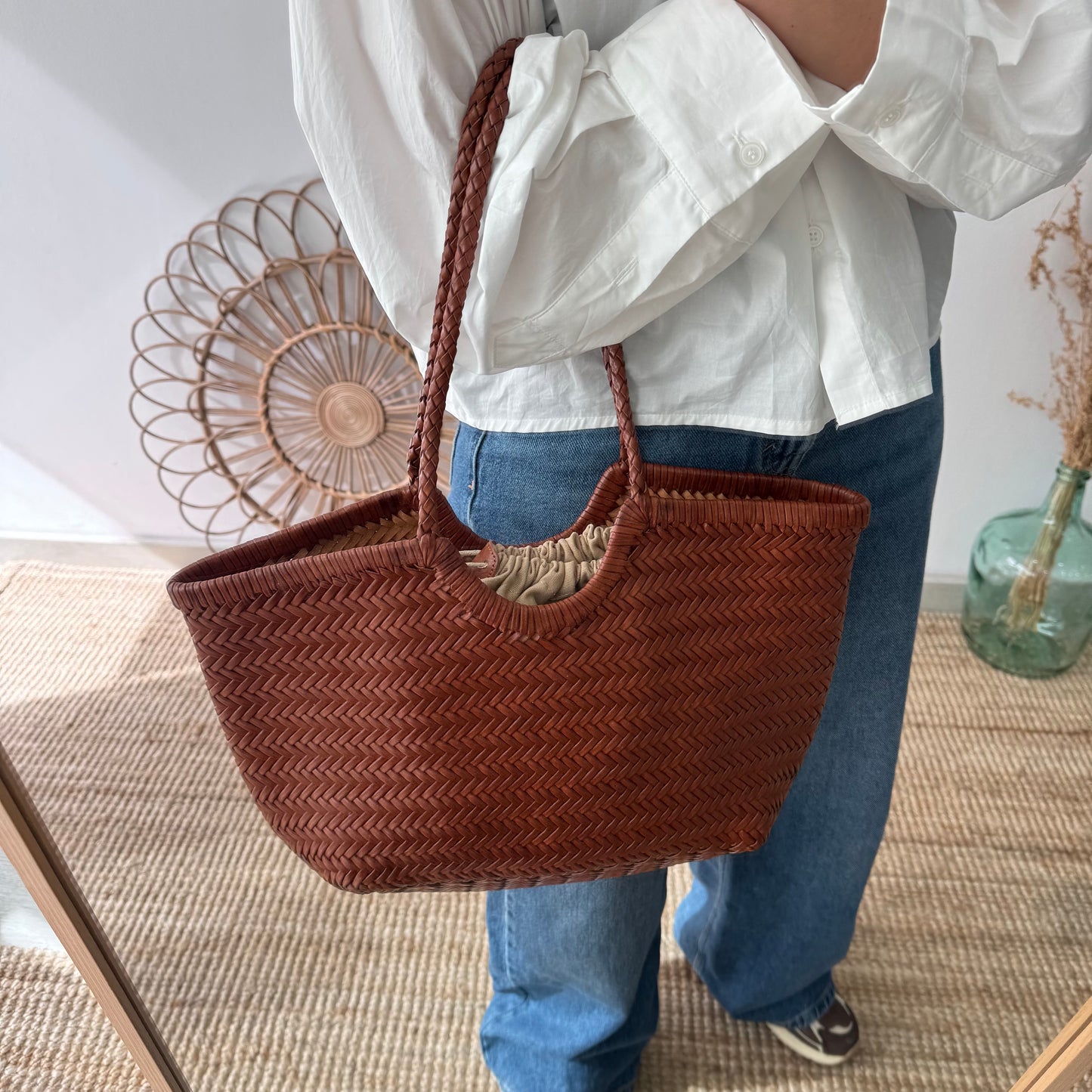 Capazo de piel trenzada camel mediano