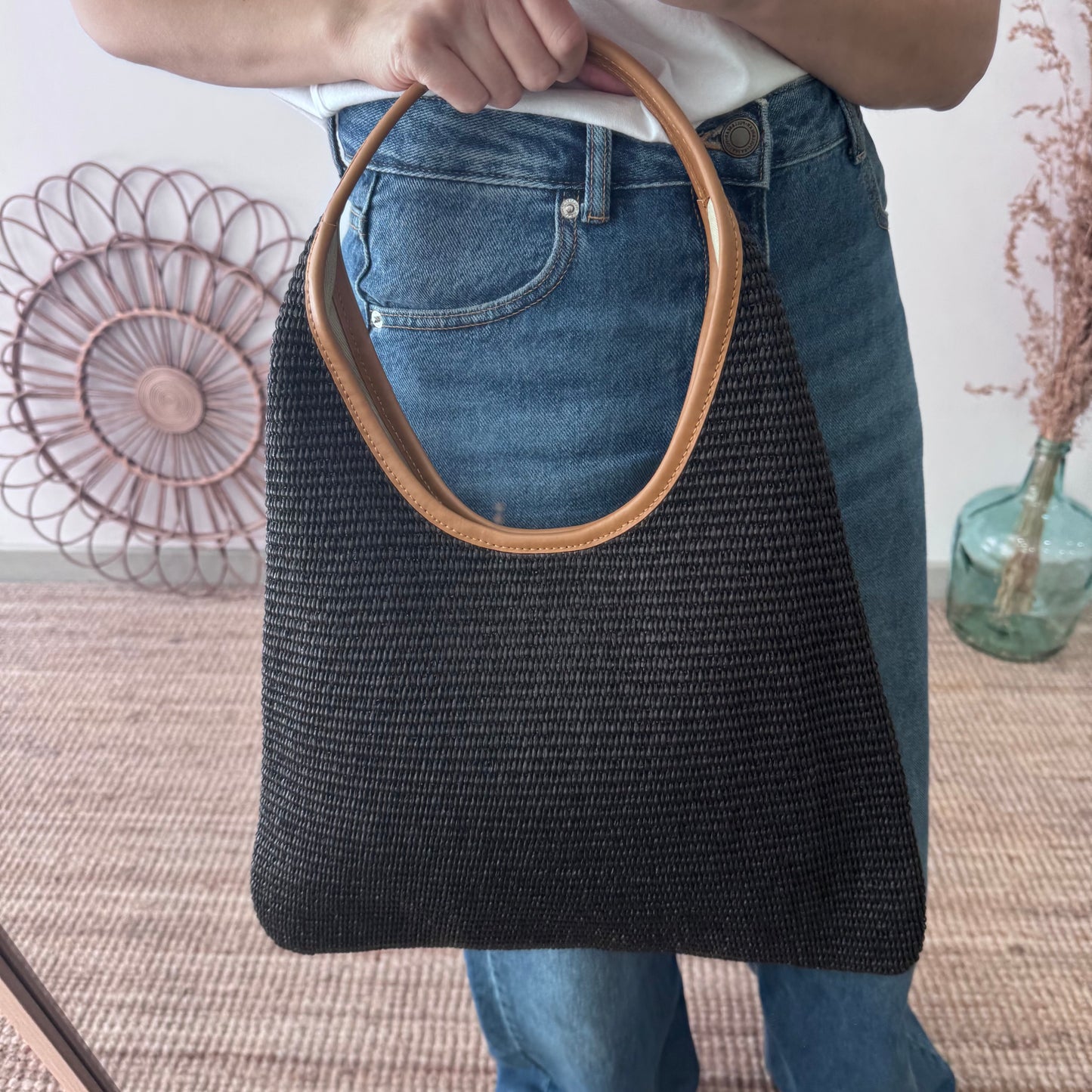 Bolso hobo combinado piel y rafia negro