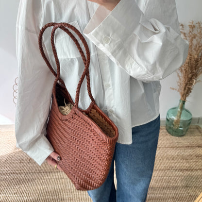 Capazo de piel trenzada camel mediano