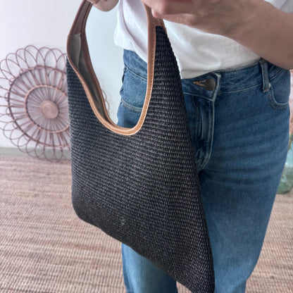 Bolso hobo combinado piel y rafia negro