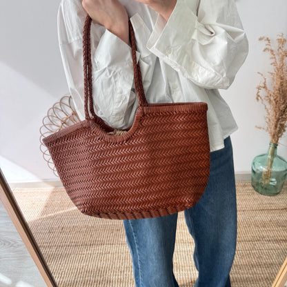 Capazo de piel trenzada camel mediano