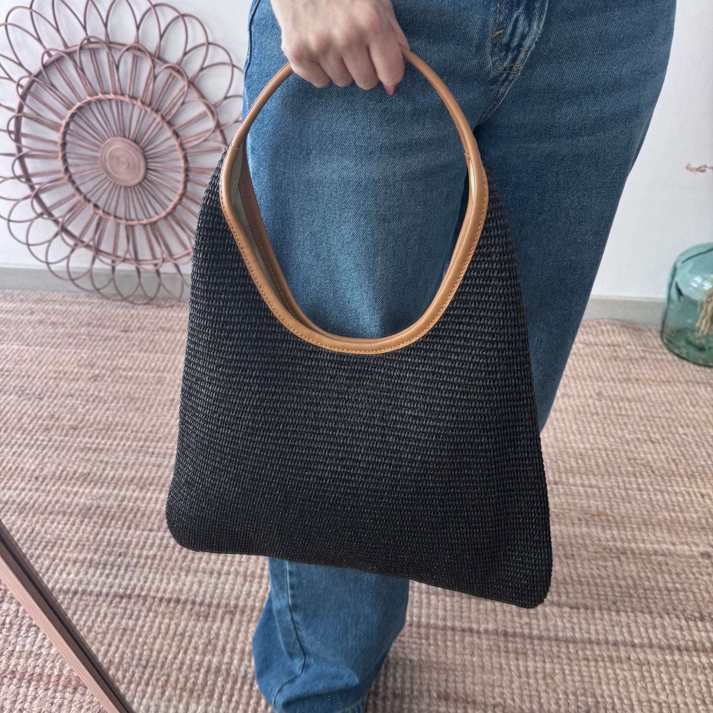 Bolso hobo combinado piel y rafia negro