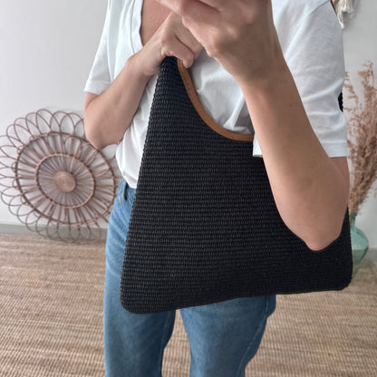 Bolso hobo combinado piel y rafia negro