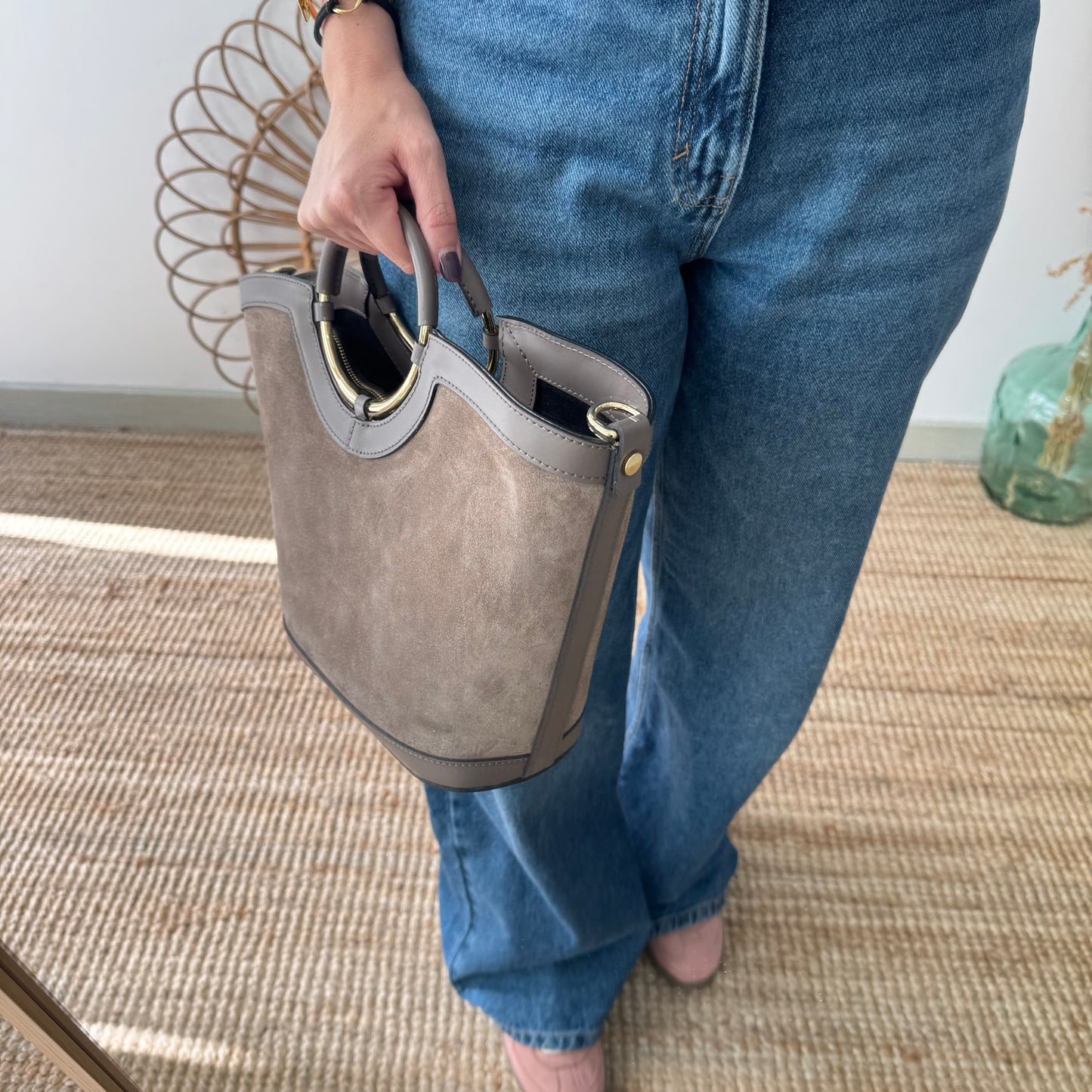 Bolso Cubo en piel y serraje taupe