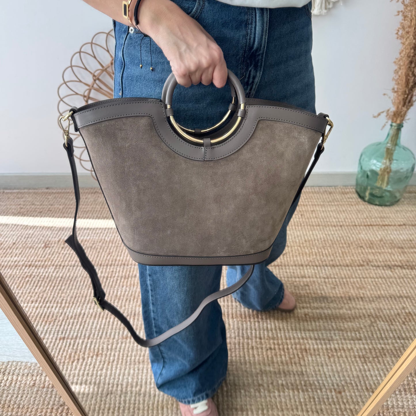 Bolso Cubo en piel y serraje taupe