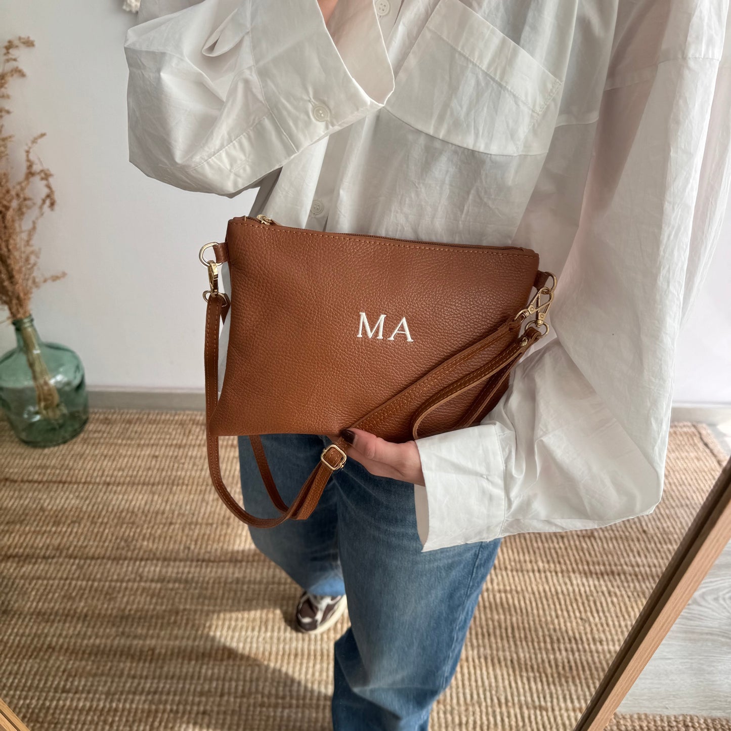 Bolso piel bandolera iniciales bordadas camel