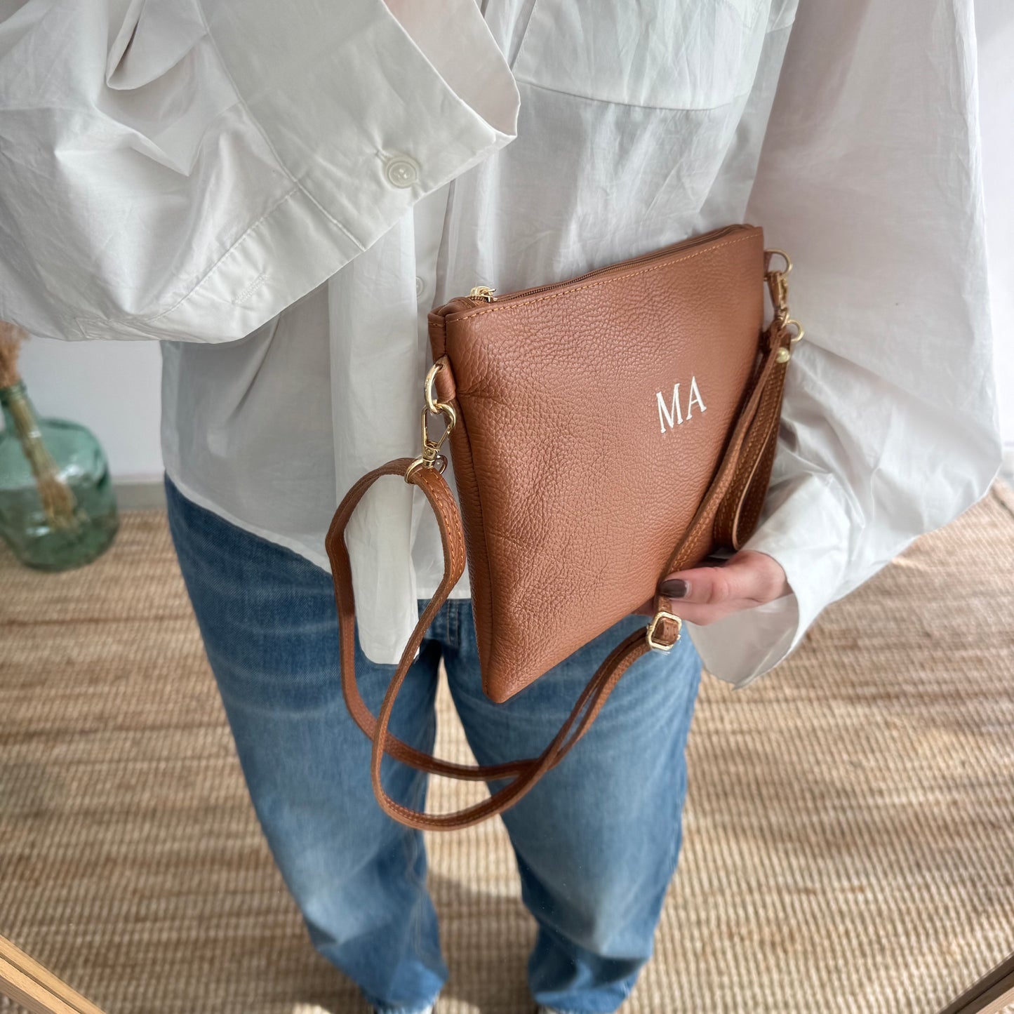 Bolso piel bandolera iniciales bordadas camel