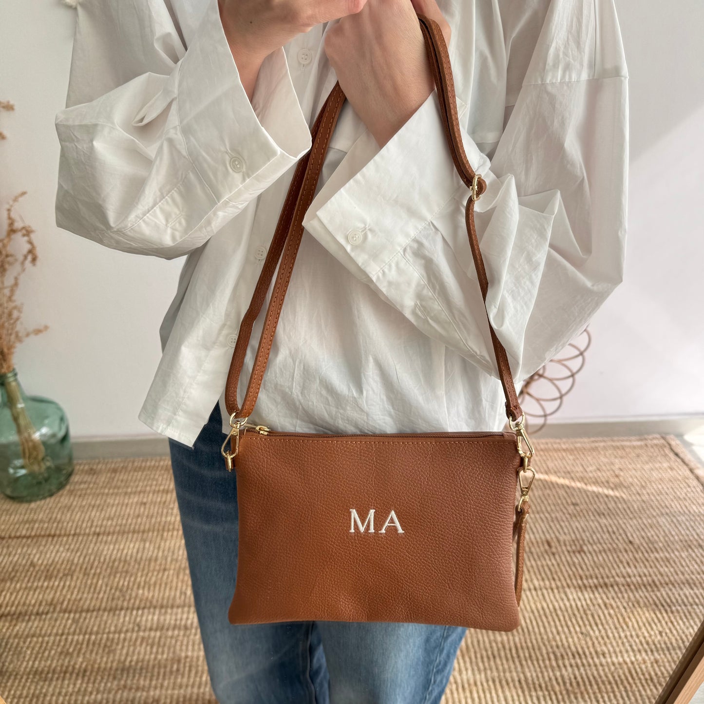 Bolso piel bandolera iniciales bordadas camel