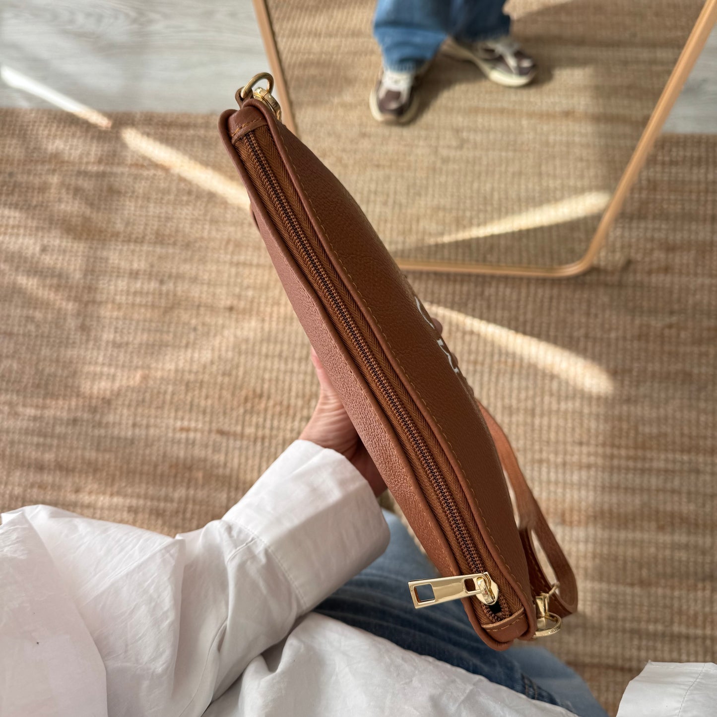 Bolso piel bandolera iniciales bordadas camel