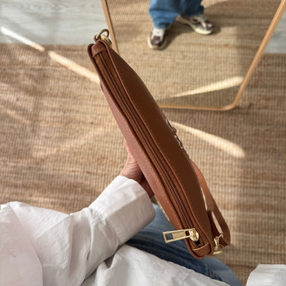 Bolso piel bandolera iniciales bordadas camel