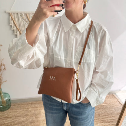 Bolso piel bandolera iniciales bordadas camel